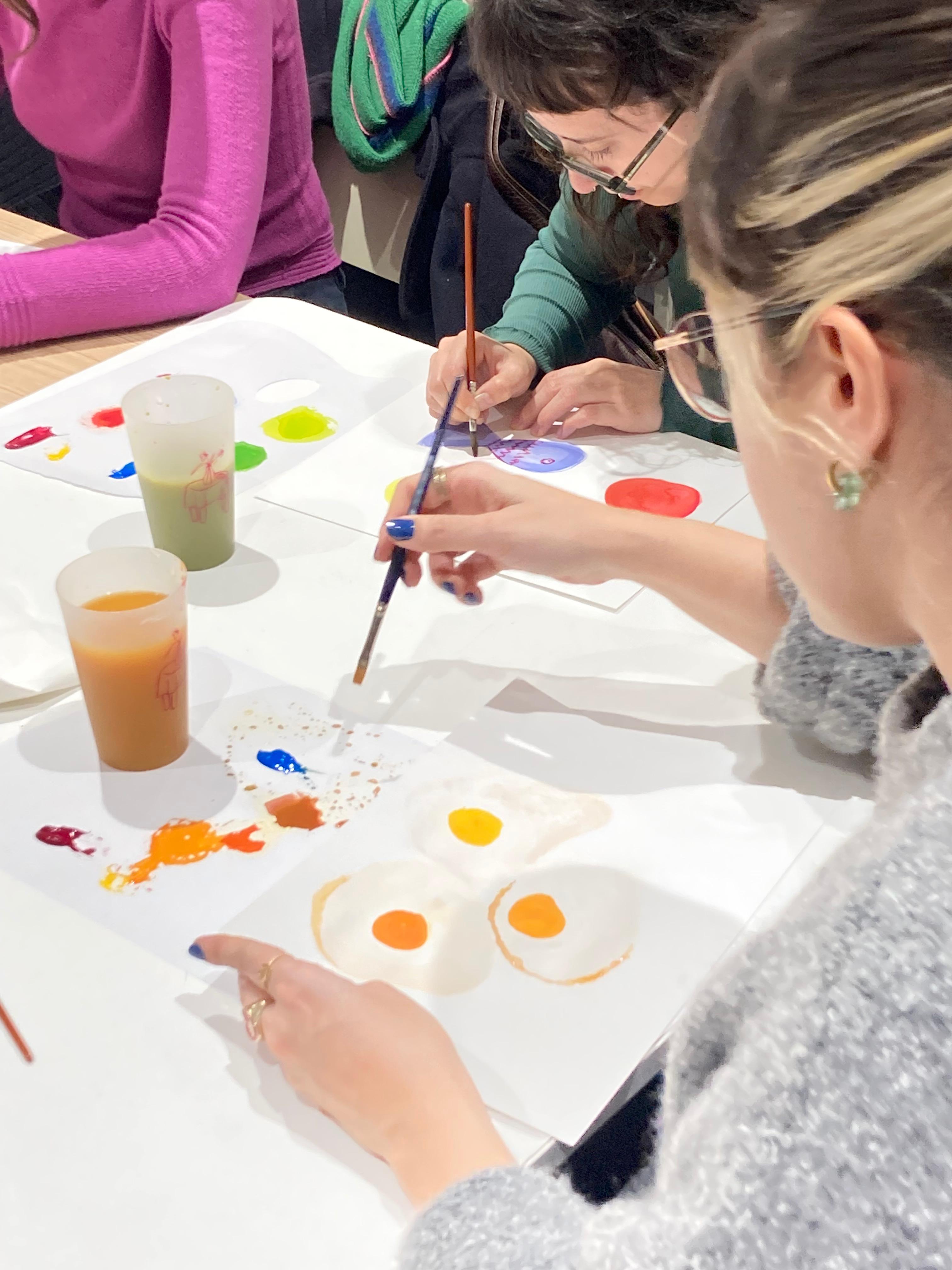 Fotografia de les participants fent ilustració